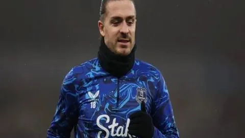 伊朗对阵阿联酋比赛上半场补时延长至29分钟，因照明中断暂停后已恢复进行